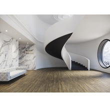 Interieur met wenteltrap, bank en groot raam