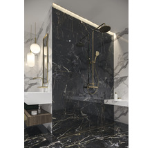 Moderne badkamer met marmeren tegels, douche en wastafel