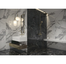 Lichte badkamer met zwarte en witte marmeren tegels, wastafel en douche