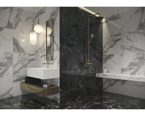 Lichte badkamer met zwarte en witte marmeren tegels, wastafel en douche