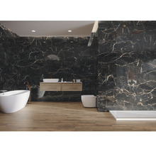 Moderne badkamer met vrijstaand bad, wastafel en marmeren tegels
