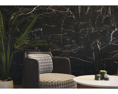 Zwarte wandtegel met marmeren effect als achtergrond voor een zithoek.