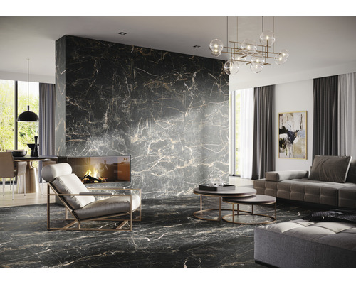 Moderne woonkamer met vloer- en wandtegels in marmerlook, open haard, fauteuil en bank.