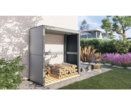 Metalen houtopslag met brandhout in de tuin