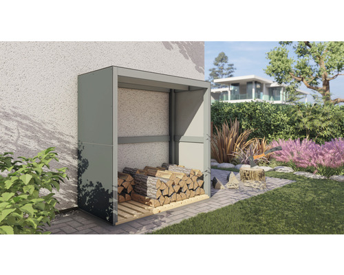 Houtopslag met hout op houten pallet in de tuin