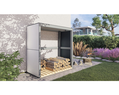 Houtopslag met gestapeld brandhout in de tuin.