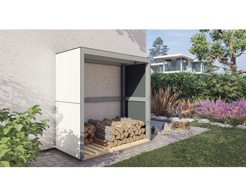 Houtopslag met hout op een terras in een tuin