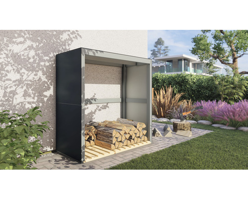 Metalen houtopslag met houtblokken in de tuin