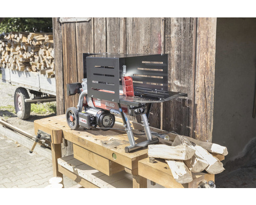 Houtklover op een werkbank voor een houten wand