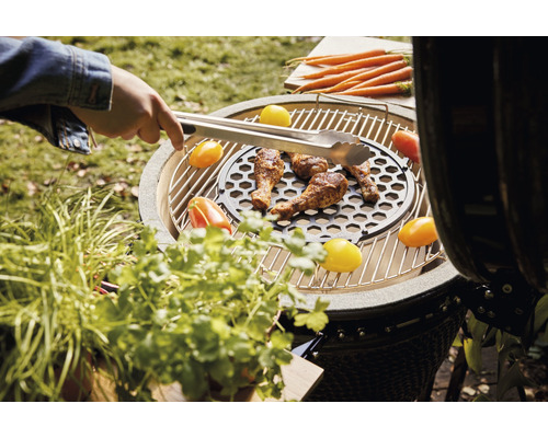 Barbecuescène met barbecue, grilltang, kip en groenten