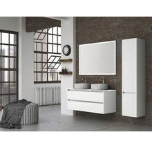 Moderne badkamer met wastafelonderkast, spiegel, wastafels en hoge kast tegen een bakstenen muur.
