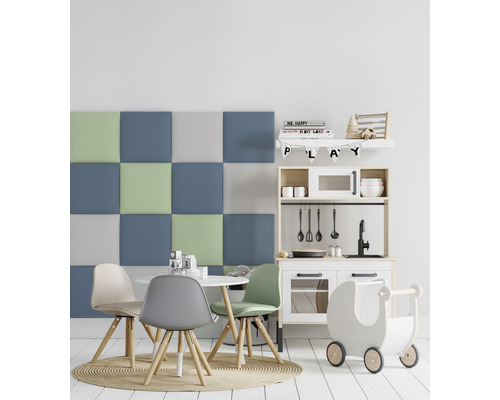 Kinderspeelkamer met akoestische panelen, tafel, stoelen, speelkeuken en speelgoed kinderwagen