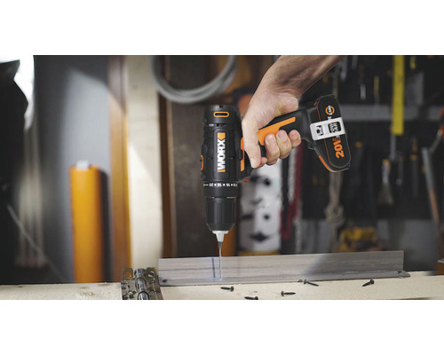 Accuboormachine van het merk Worx tijdens het boren in een stuk metaal