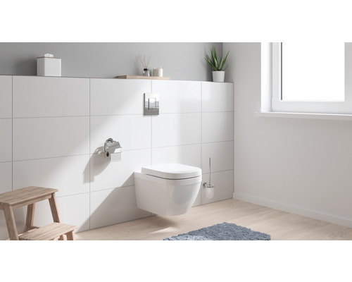 Moderne badkamer met hangtoilet, tegels en houten vloer