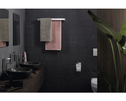 Moderne badkamer met dubbele wastafel, handdoeken en donkere tegels