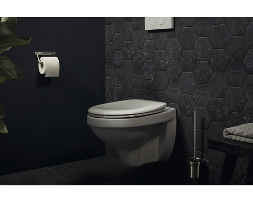 Moderne badkamer met wandcloset, toiletpapierhouder en zeshoekige tegels