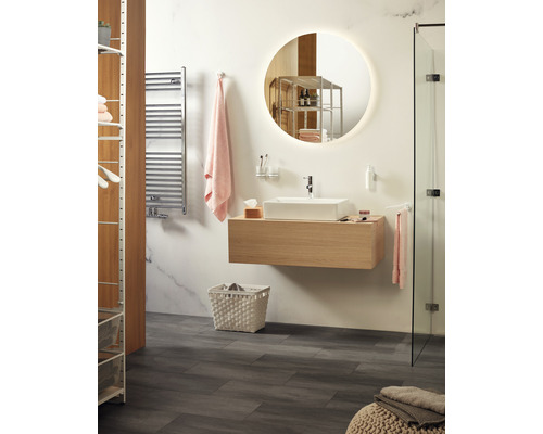 Badkamer met wastafel, spiegel, handdoekradiator en opbergsysteem