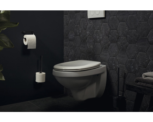 Moderne badkamer met hangtoilet, toiletpapierhouder en zeshoekige tegels