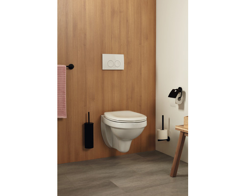 Moderne badkamer met wandcloset, bedieningspaneel en toiletgarnituur.