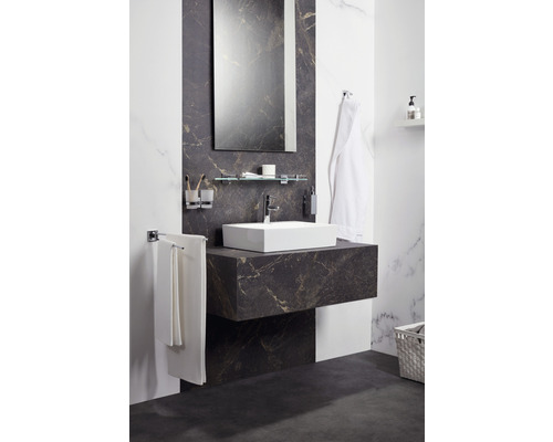 Moderne badkamer met marmeren wastafel en vierkante opzetwastafel.