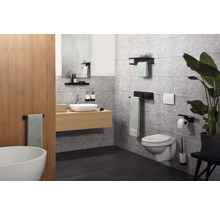 Moderne badkamer met wastafel, toilet, spiegel en accessoires
