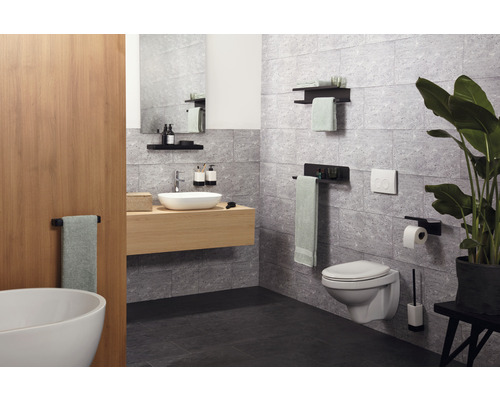 Moderne badkamer met wastafel, toilet en accessoires.