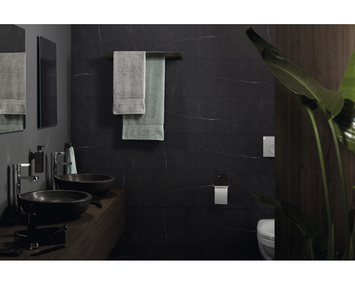 Moderne badkamer met wastafels, handdoeken en donkere tegels