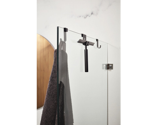 Douchecabine met glazenwasser, handdoek en haak