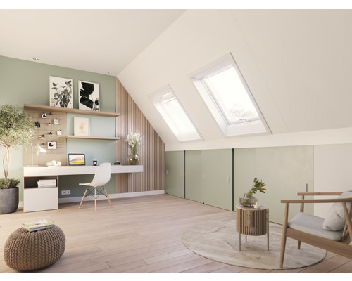 Lichte zolderkamer met dakramen, bureau en zithoek.