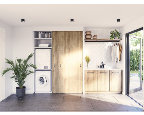 Wasruimte met wasmachine, droger, kasten en plant