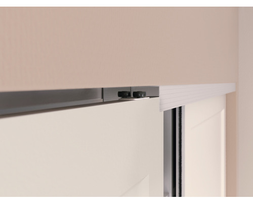 Detailopname van een schuifdeursysteem met metalen rail en rolmechanisme