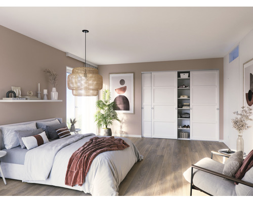 Slaapkamer met bed, kast met schuifdeuren en decoratie