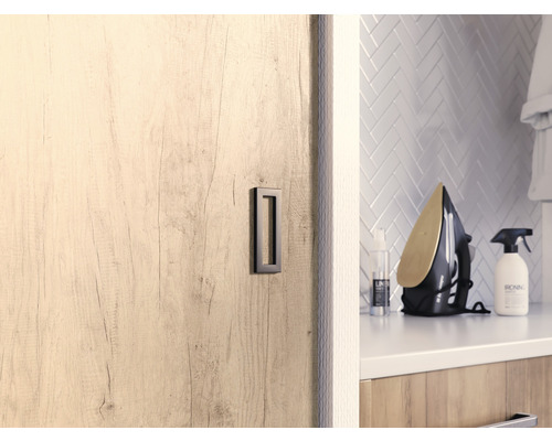 Gedetailleerde weergave van een houten kast met verzonken handgreep in een wasruimte