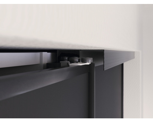 Detail van een schuifdeur met beslag aan een muur