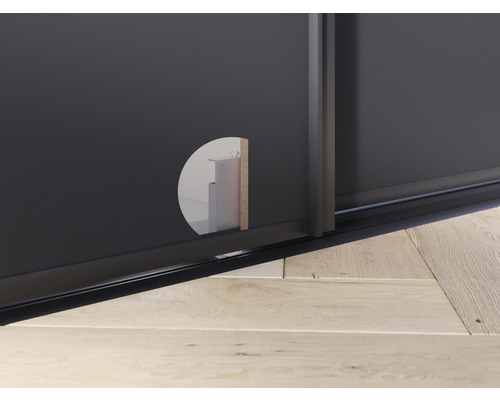 Detailweergave van een schuifdeur met handgreep en inkijk in het interieur