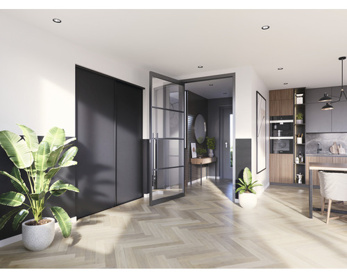 Lichte ruimte met schuifdeur, glazen deur, planten en keuken.