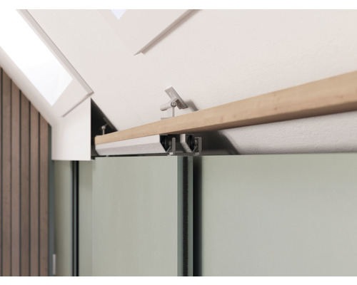 Detailopname van een schuifdeurrail onder een schuin dak