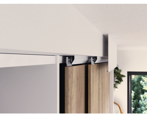 Schuifdeursysteem met houten deuren en metalen rails