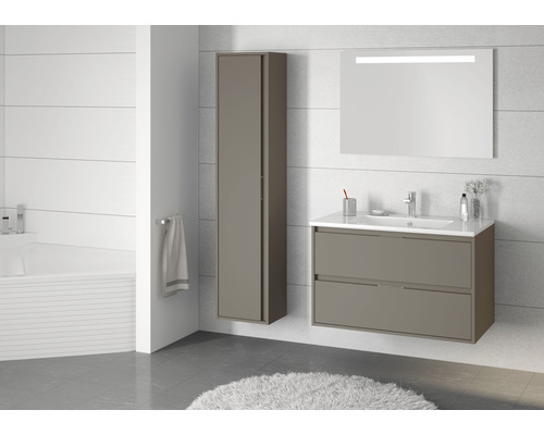 Moderne badkamer met wastafelonderkast, spiegelkast met verlichting en hoge kast