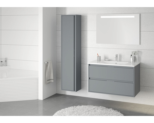 Moderne badkamer met wastafelonderkast, spiegelkast en hoge kast