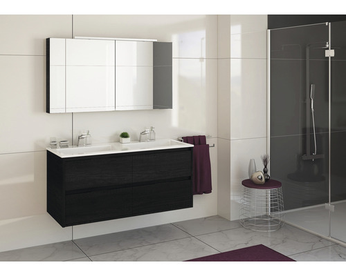 Badkamer met dubbele wastafel, spiegelkast en douche