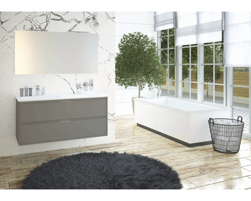 Badkamer met wastafelonderkast, spiegel, bad en wasmand