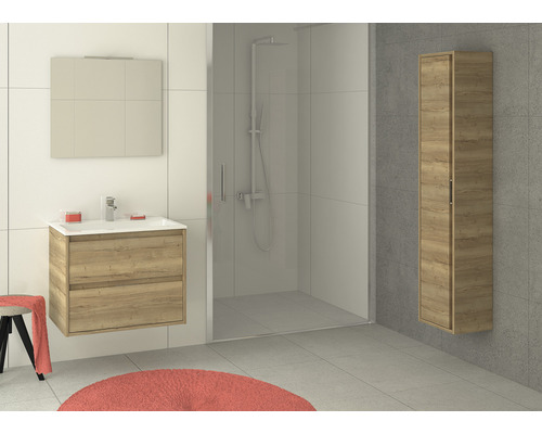 Badkamer met wastafelonderkast, spiegelkast, douchecabine en hoge kast