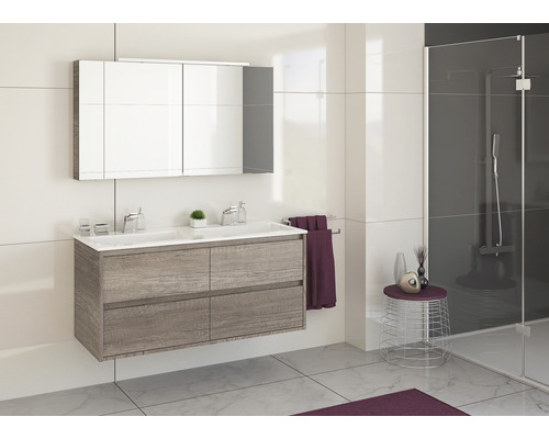 Badkamer met wastafel, spiegel, handdoek en douche