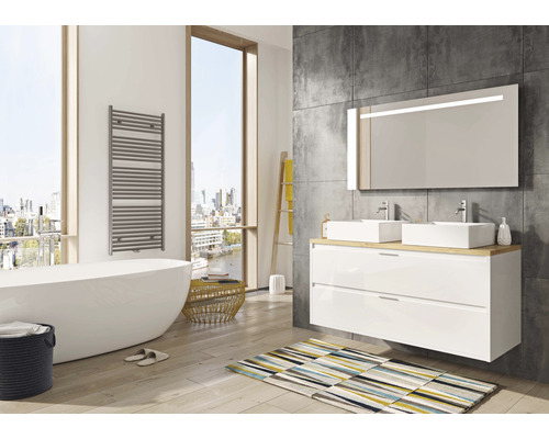 Moderne badkamer met bad, wastafelmeubel, spiegel en handdoekradiator.