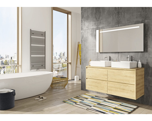 Lichte badkamer met vrijstaand bad, wastafelmeubel met twee wastafels en verlichte spiegel