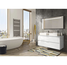 Lichte badkamer met ligbad, handdoekradiator, wastafelmeubel met twee wastafels en verlichte spiegel.