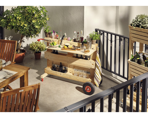 Houten barwagen met drankjes en glazen op een terras