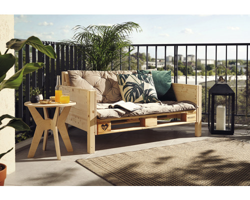 Balkonscène met palletbank, kussens, bijzettafel, drankjes, decoratie en buitentapijt