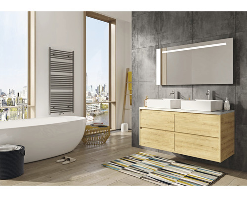 Lichte badkamer met bad, wastafelmeubel met twee waskommen en handdoekradiator